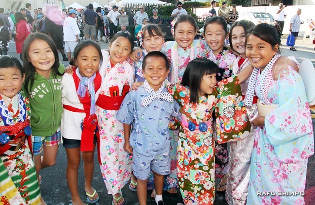 Vicki as a child with many other people in a group photo.