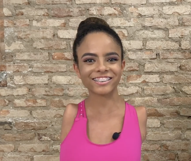 Image of Vitória smiling at the camera.